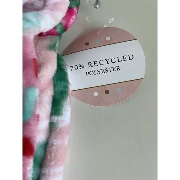 Cupcakes & Cashmere PINK Winter Throw Blanket Ice Skates Ornaments 60X70” NEW - Picture 7 of 15
